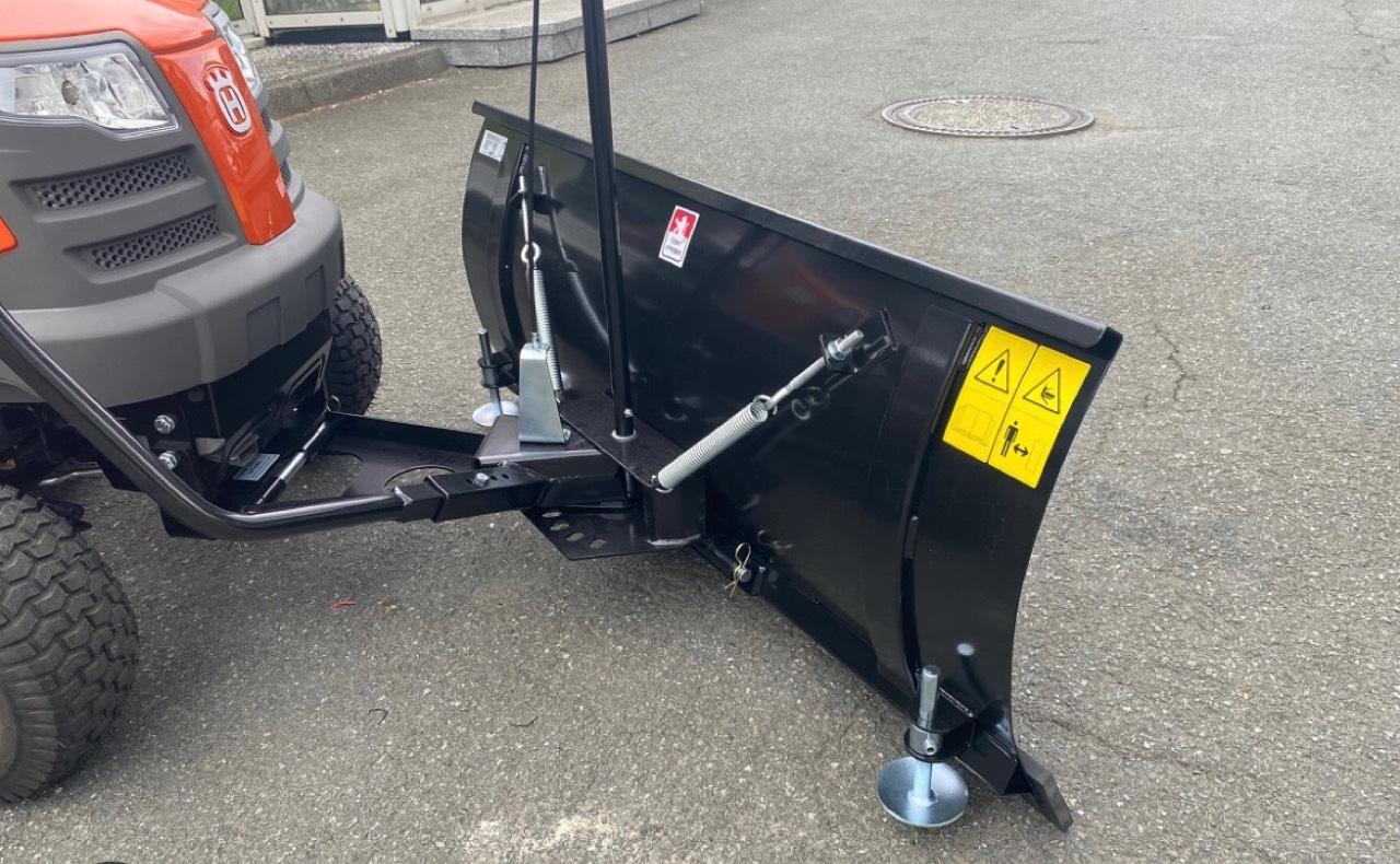 Rasenmähertraktor Husqvarna TC242 mit Schneeschild gebraucht kaufen