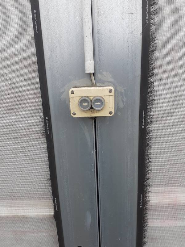 Tore / Garagentore: Agrotel Windschutz Rippenrolltore mit Motorbetrieb