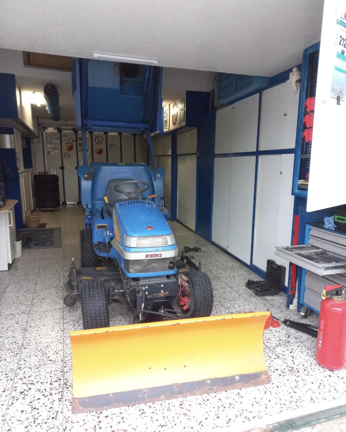 ISEKI SGR19 500 l Auffangbehälter inkl. Schneepflug 3