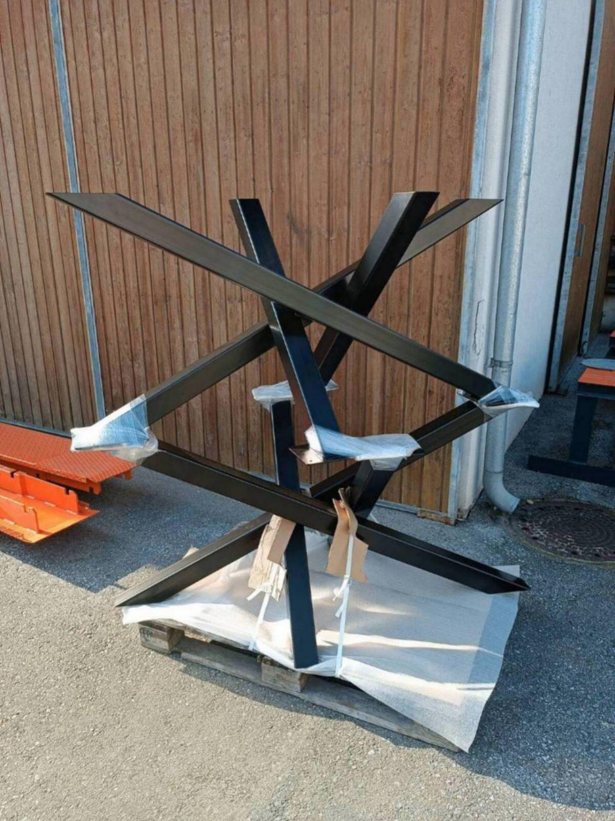 Tischgestell aus Stahl 2