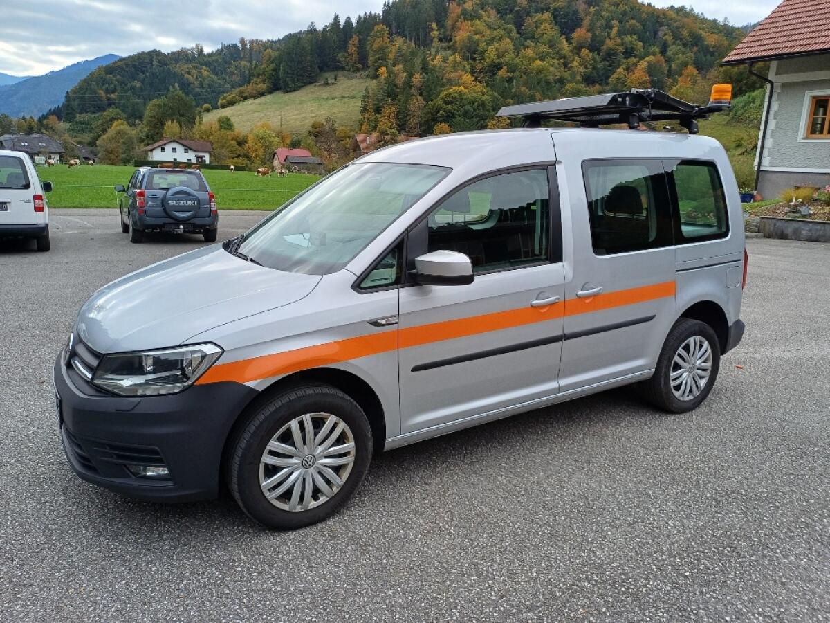 VW Caddy 4Motion mit Warntafel für Begleitfahrzeug 2