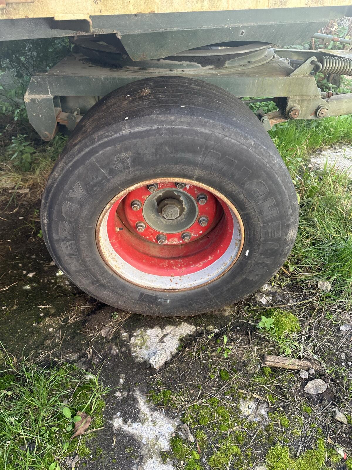 Landwirtschaftlich genutzter Tieflader/Anhänger 3