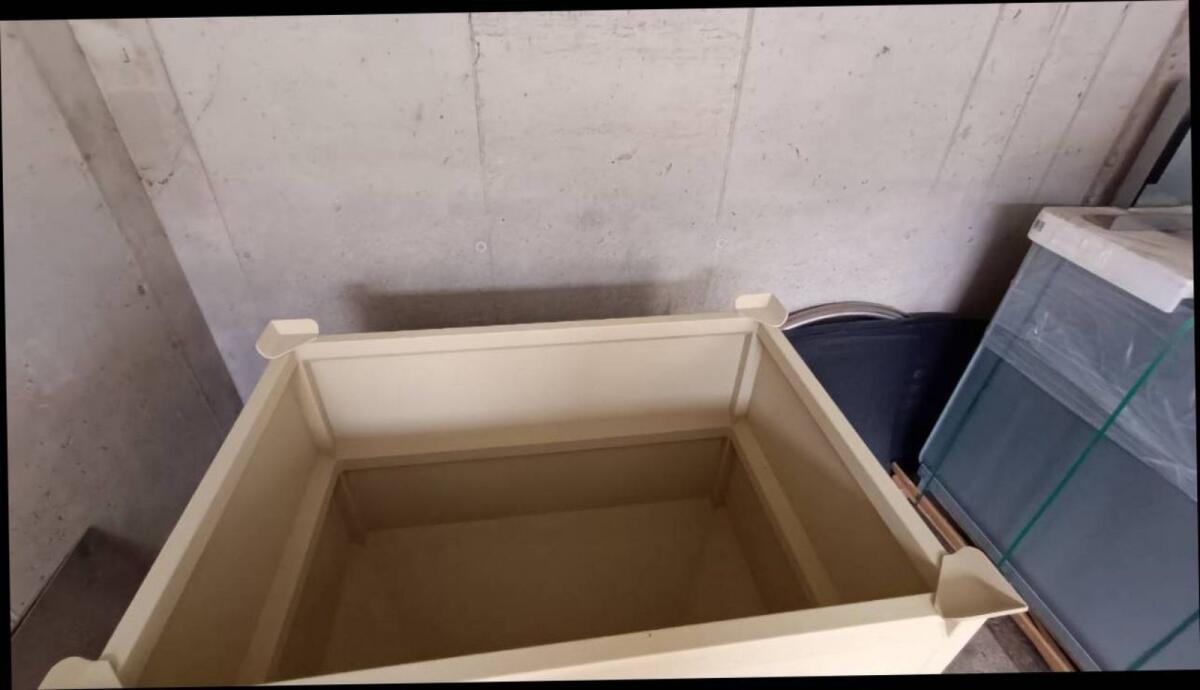 Container mit Schrägboden und Schuber 2