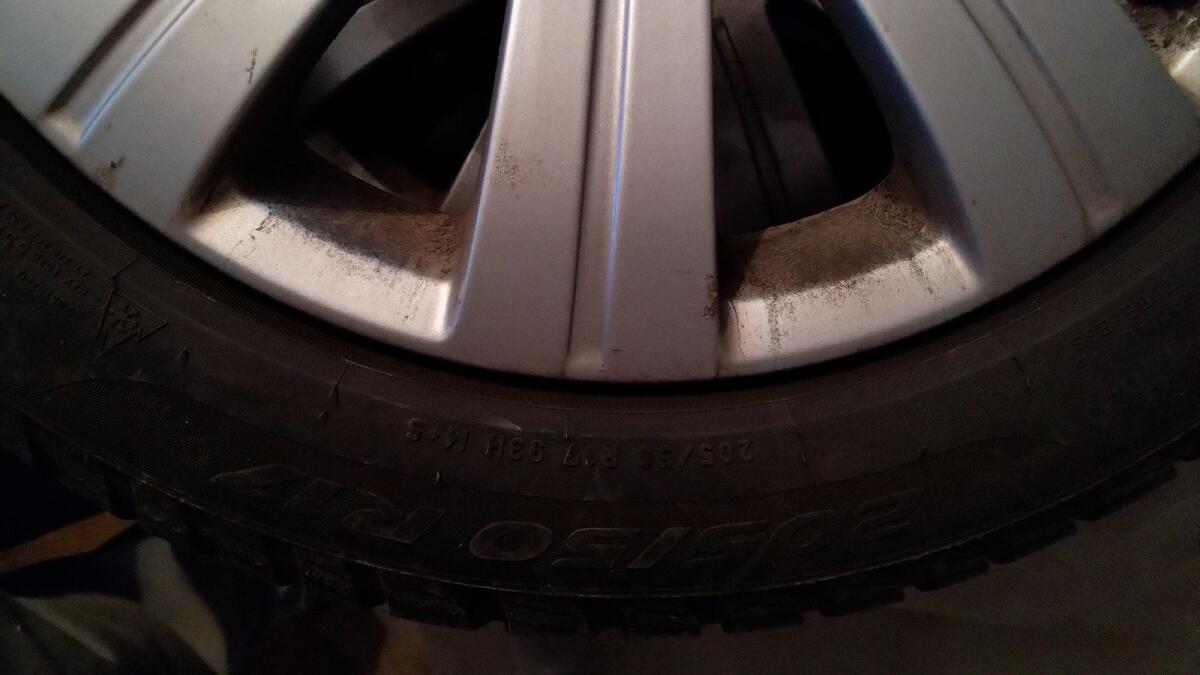 Winterreifen 205/50 R17 Pirelli auf 5 Loch Alufelge von Skoda Superb 2