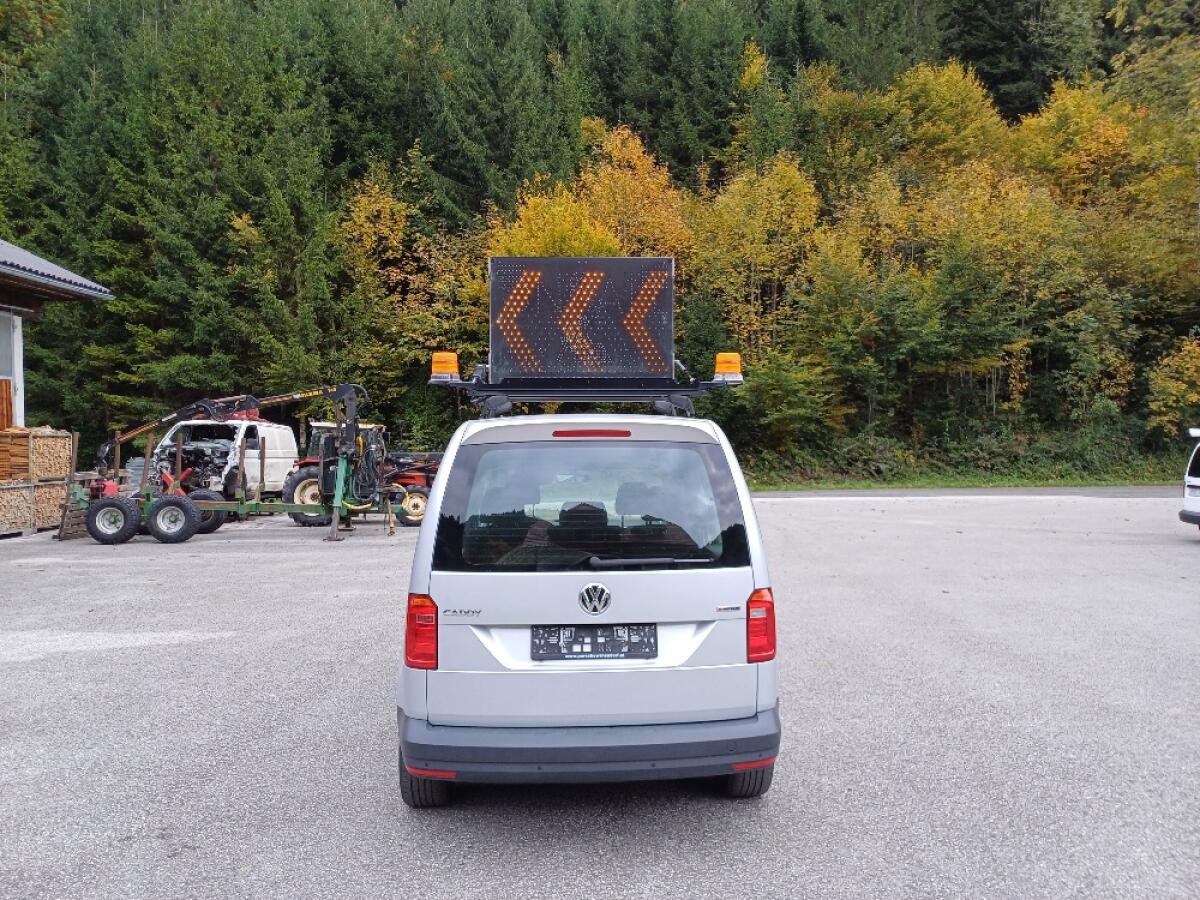 VW Caddy 4Motion mit Warntafel für Begleitfahrzeug 1