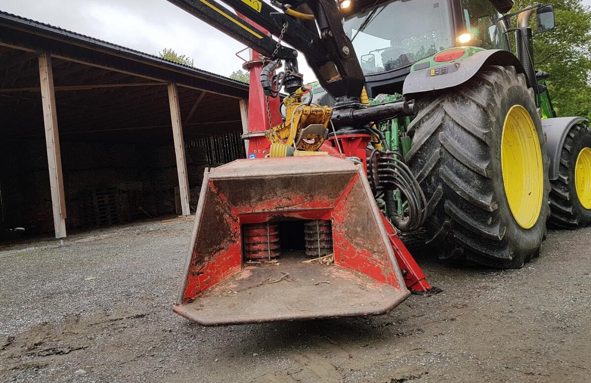 TP 270 PTO K Holzhäcksler mit Mowi 300 Kran 2