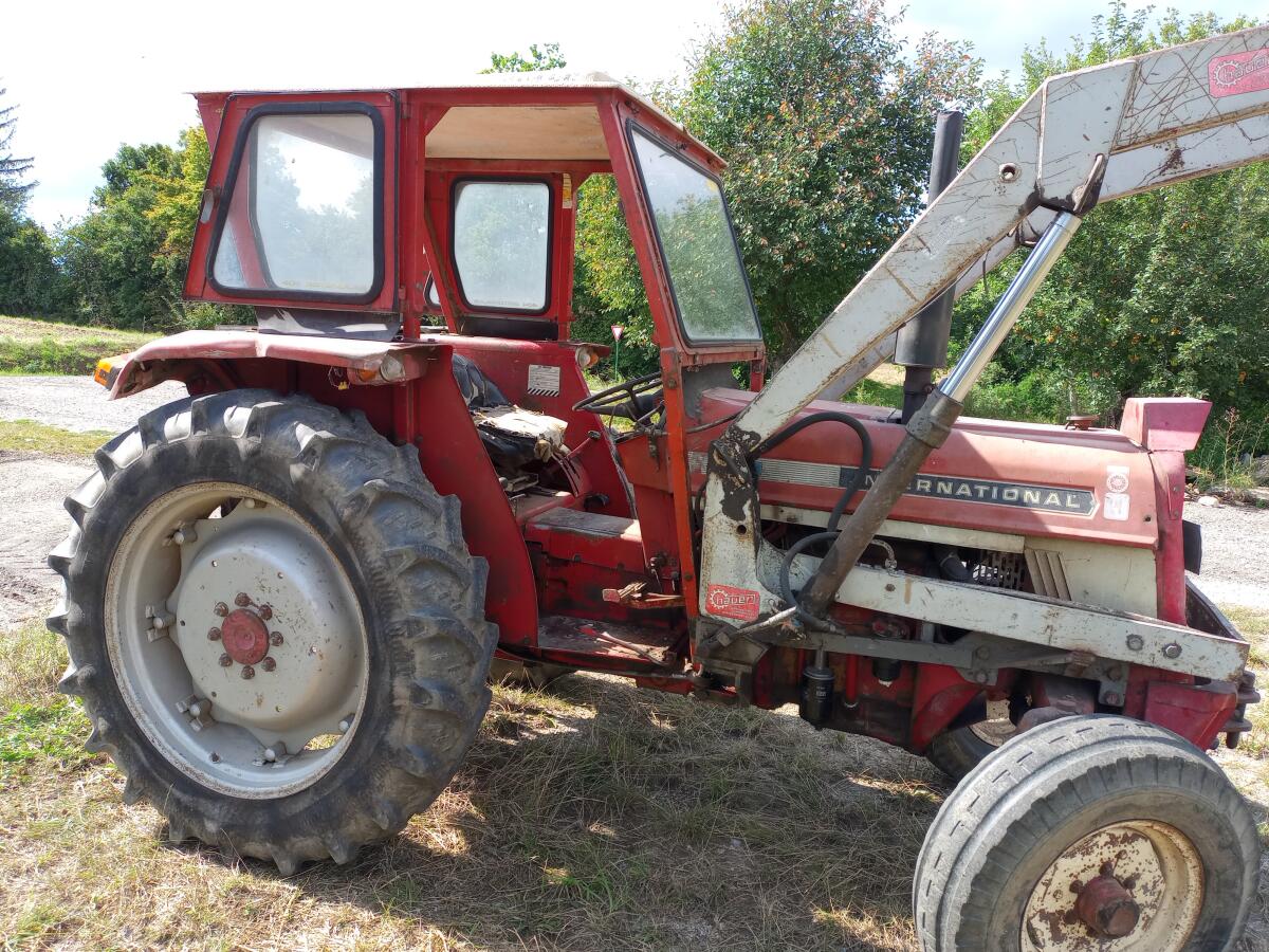 IHC 454 mit Frontlader 1