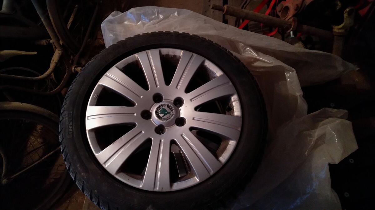 Winterreifen 205/50 R17 Pirelli auf 5 Loch Alufelge von Skoda Superb 3