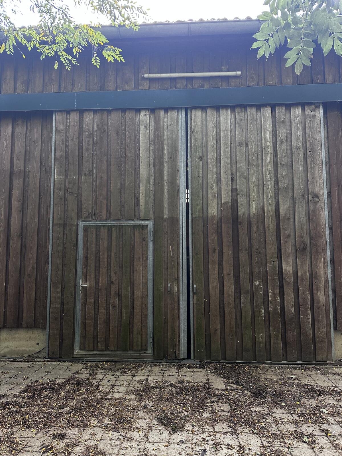 Doppelflügeliges Hallenschiebetor mit Gehtür 1