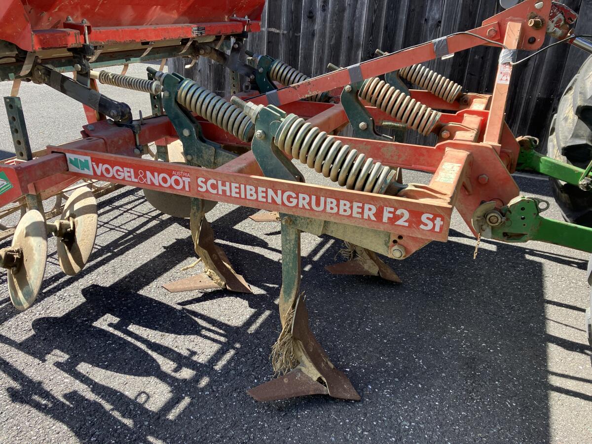 Grubber mit Saatkastenaufbau 1