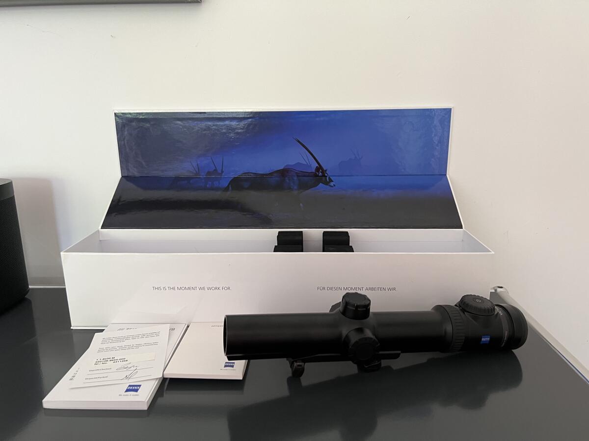 Zeiss Victory V8 1,1-8x30M mit Schiene u. Sattelmontage 1