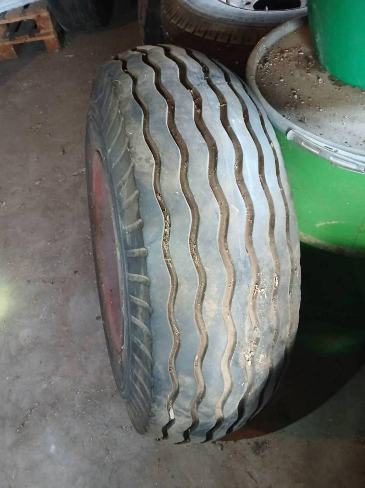 Reifen 12R18 3