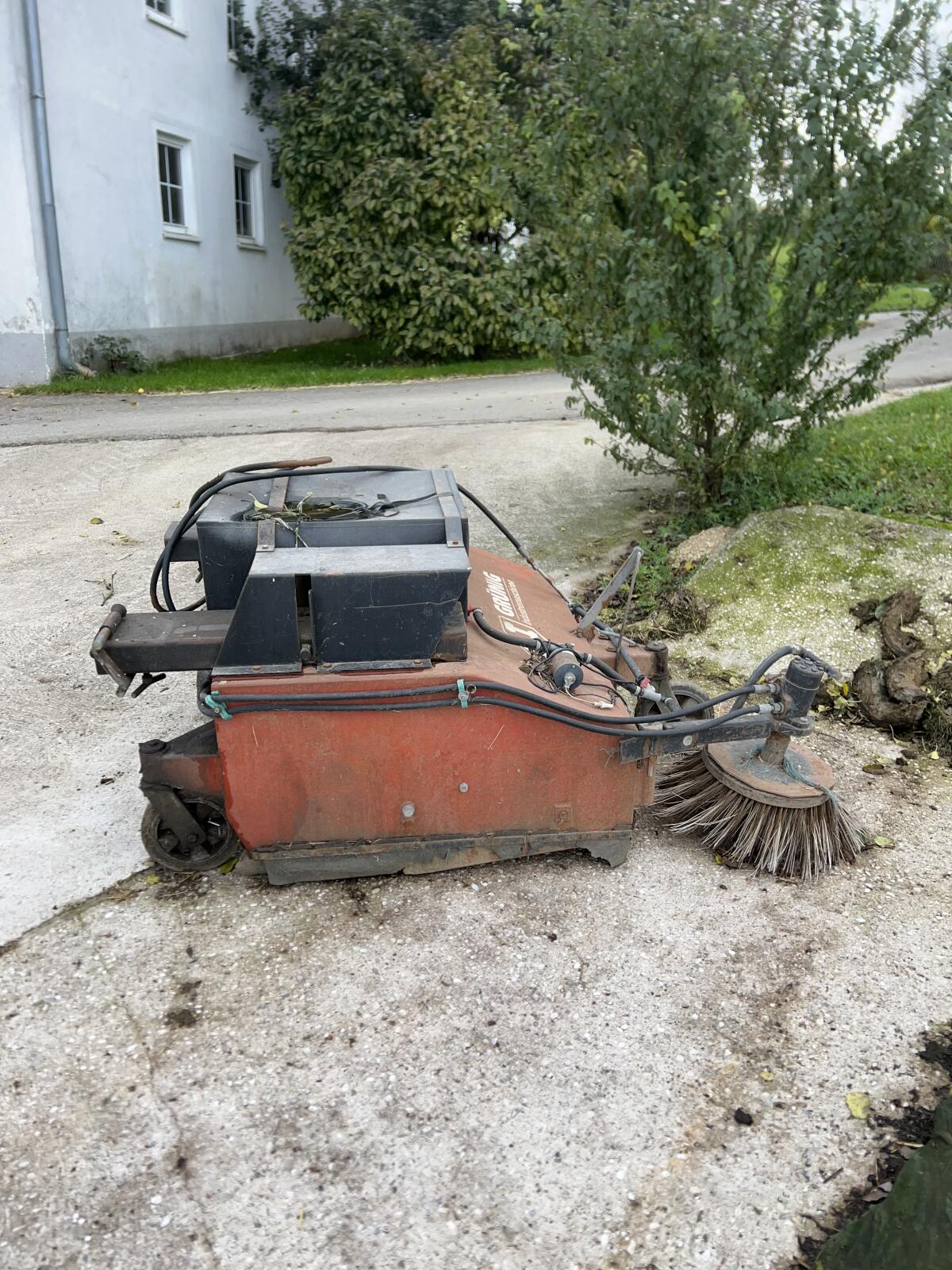 Grünig Kehrmaschine (Seitenbesen), Hoflader, Frontlader 2