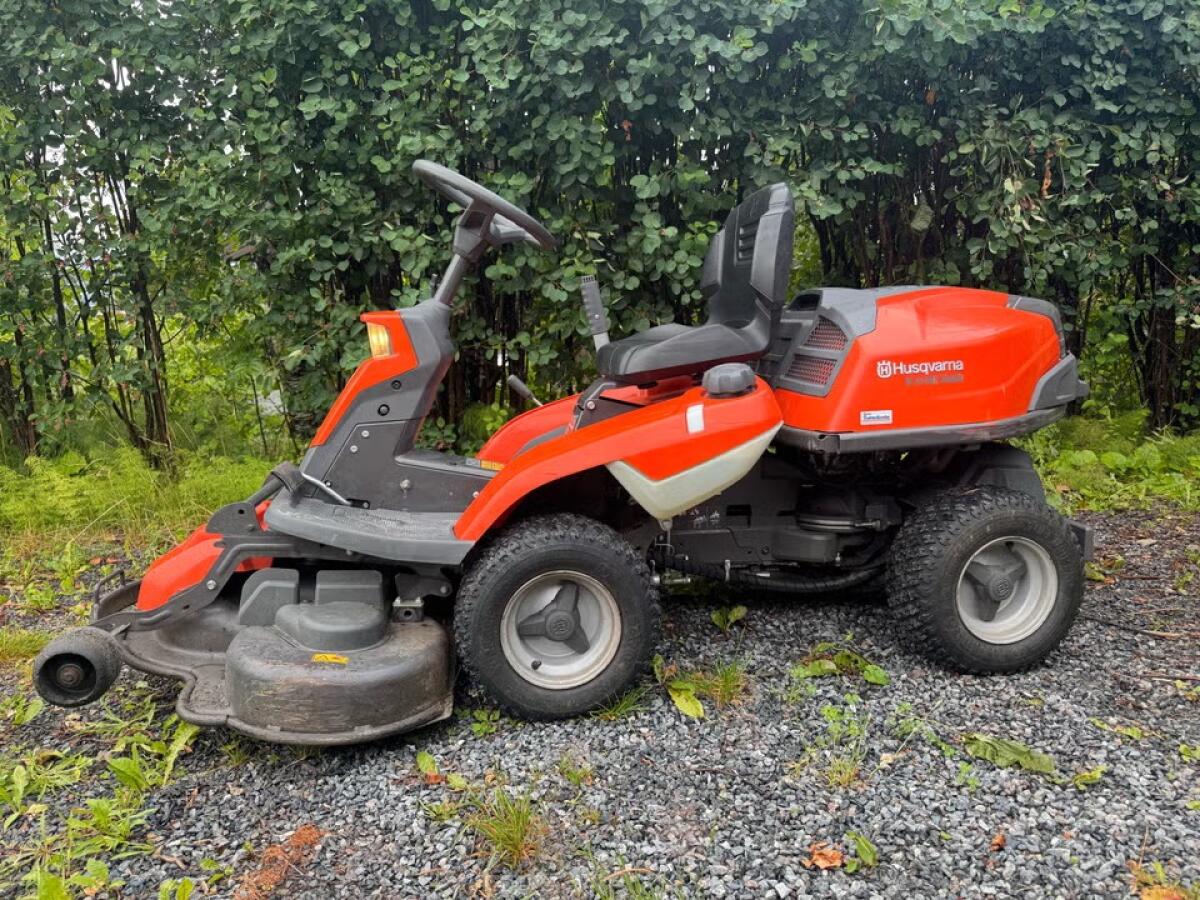 Husqvarna R216T AWD Rider 2
