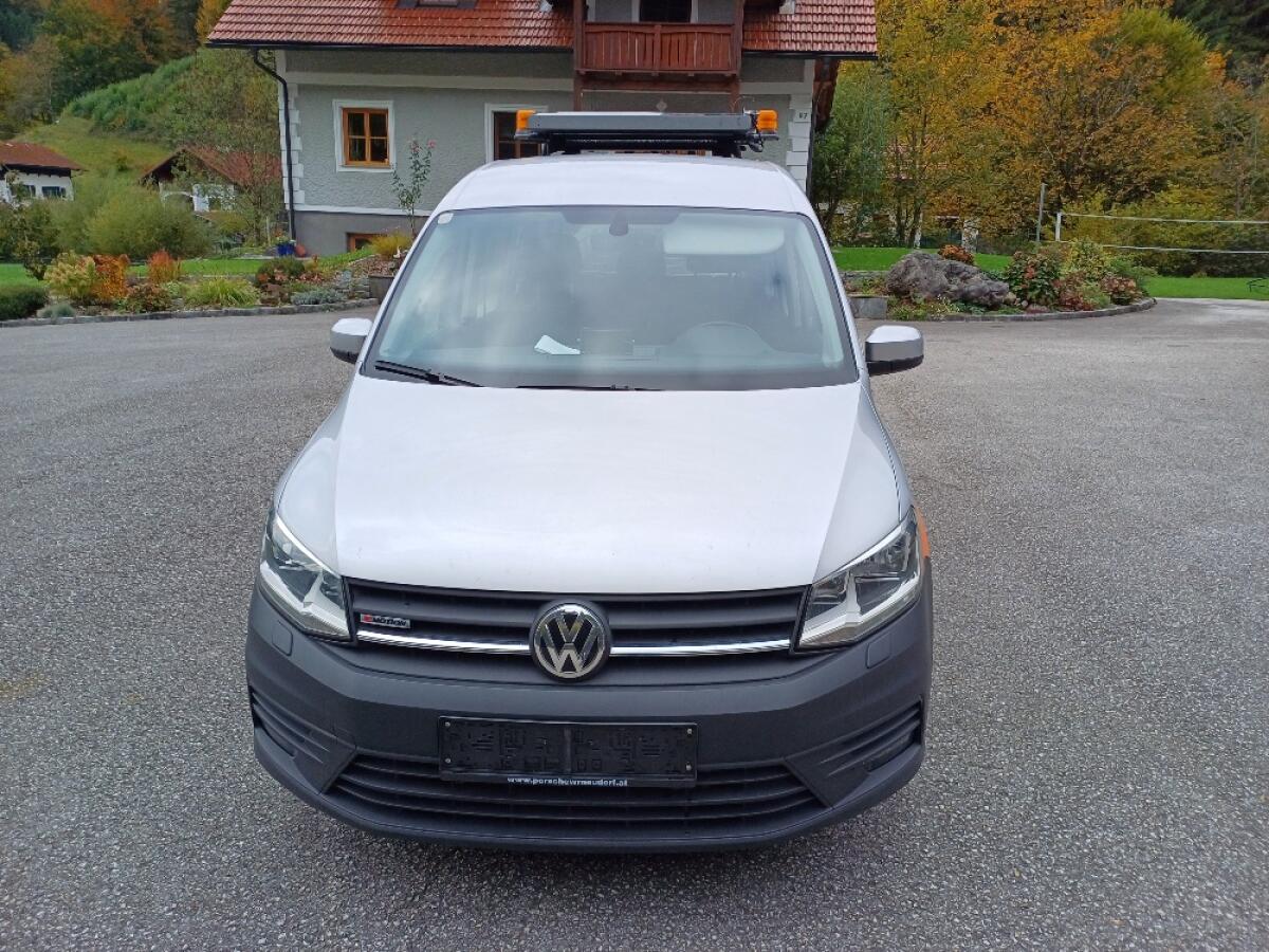 VW Caddy 4Motion mit Warntafel für Begleitfahrzeug 3