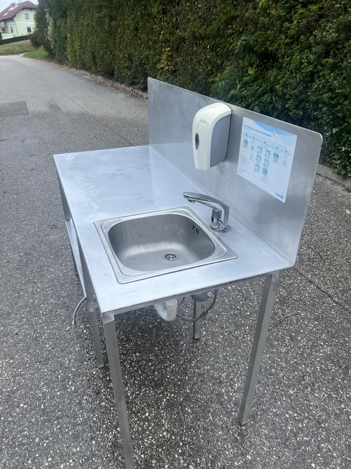 Tisch mit Waschbecken 3