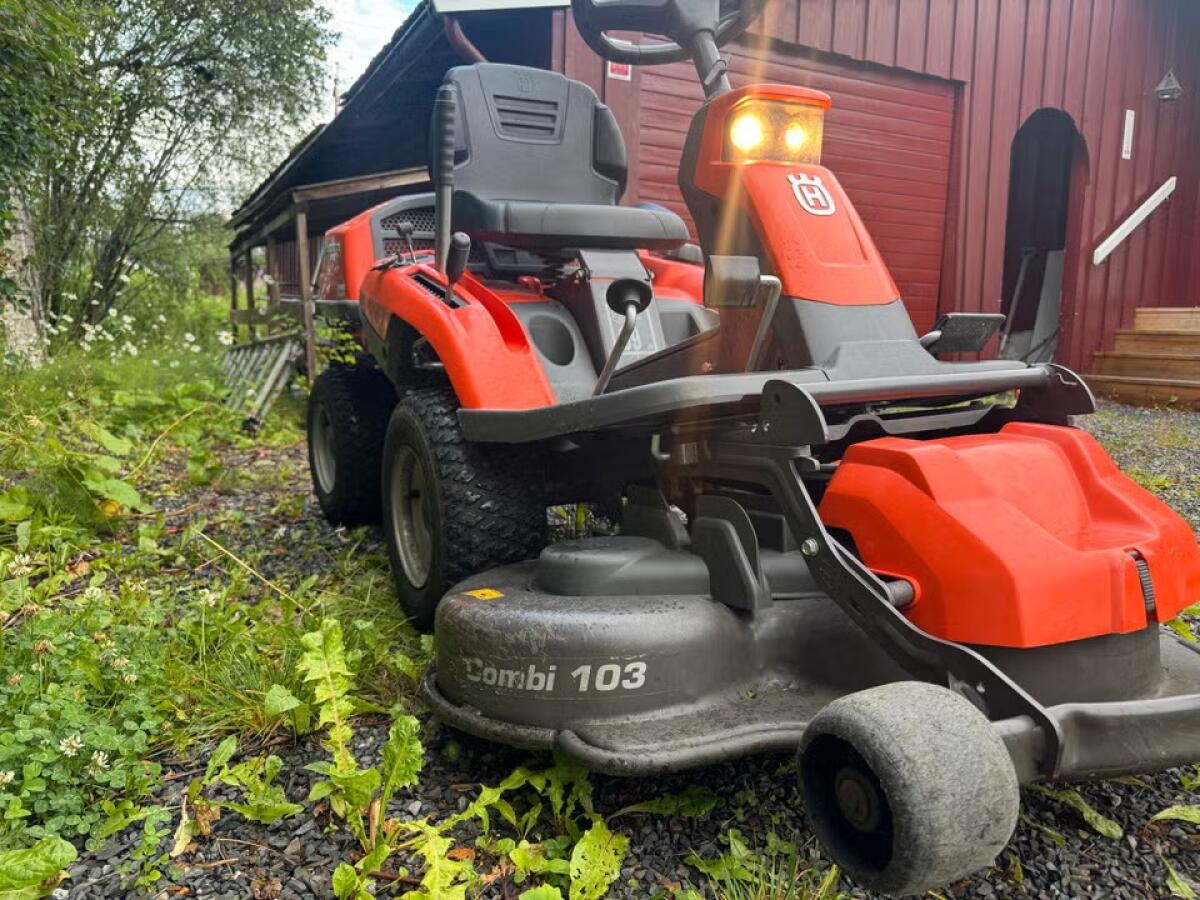 Husqvarna R216T AWD Rider 3