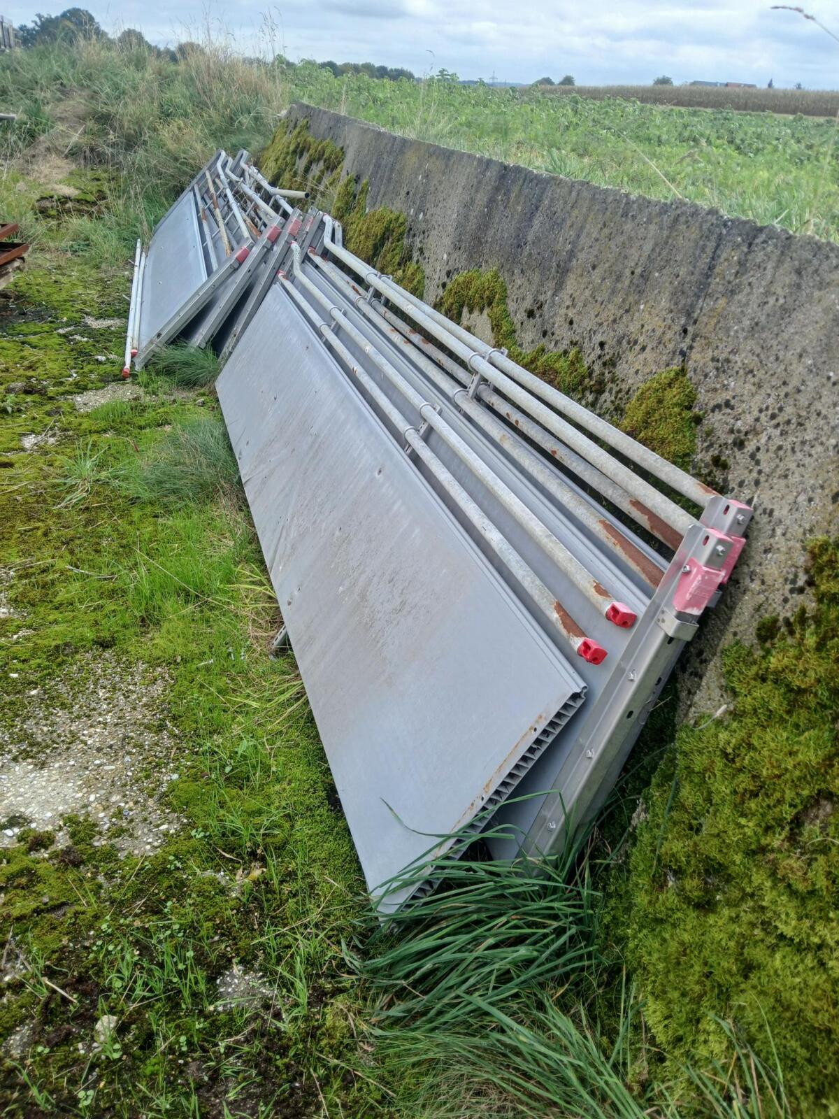Aufstallung und Schweinespalten zu verschenken 2