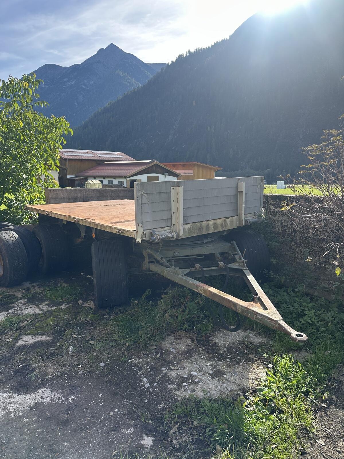 Landwirtschaftlich genutzter Tieflader/Anhänger 1