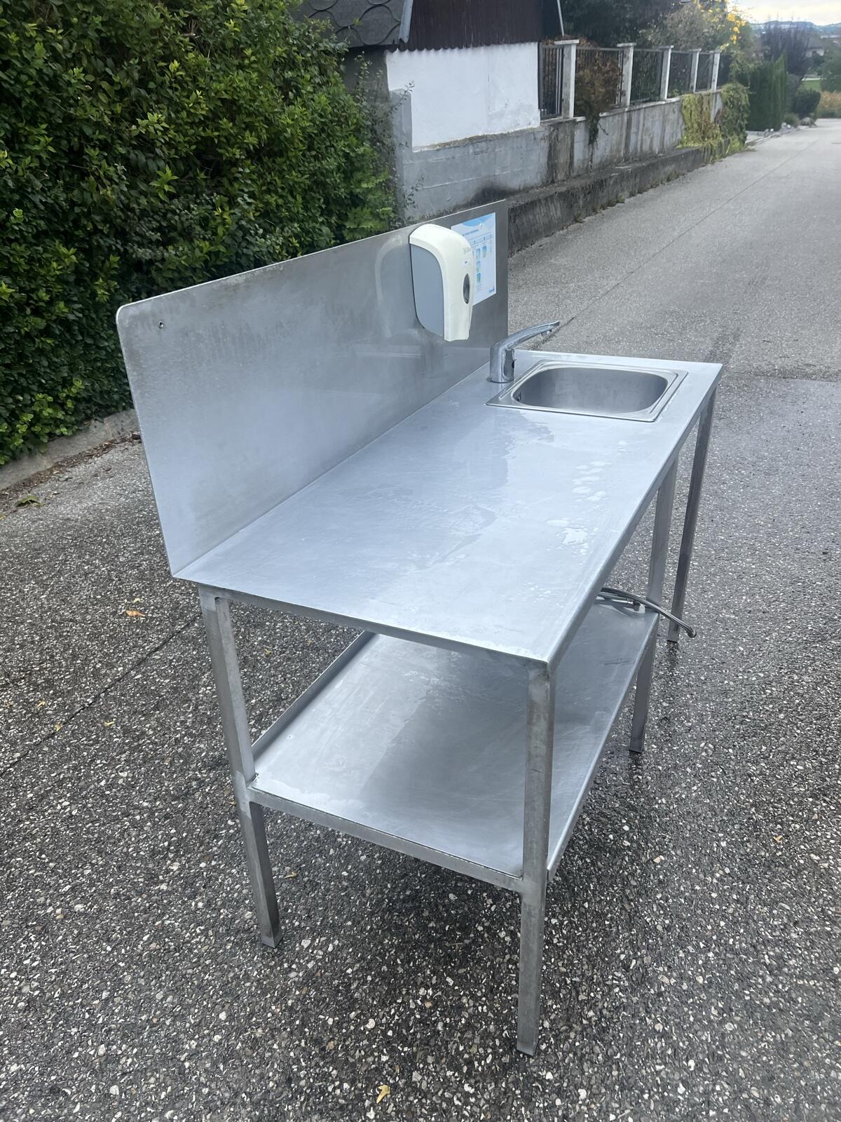 Tisch mit Waschbecken 2
