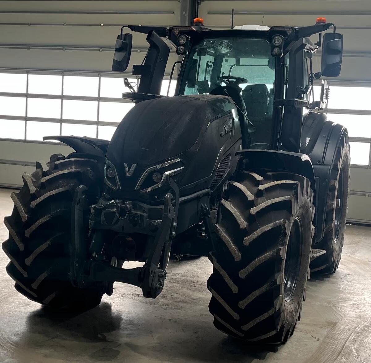 Verkaufe Valtra Q305 (T235 T234 Q285) 1