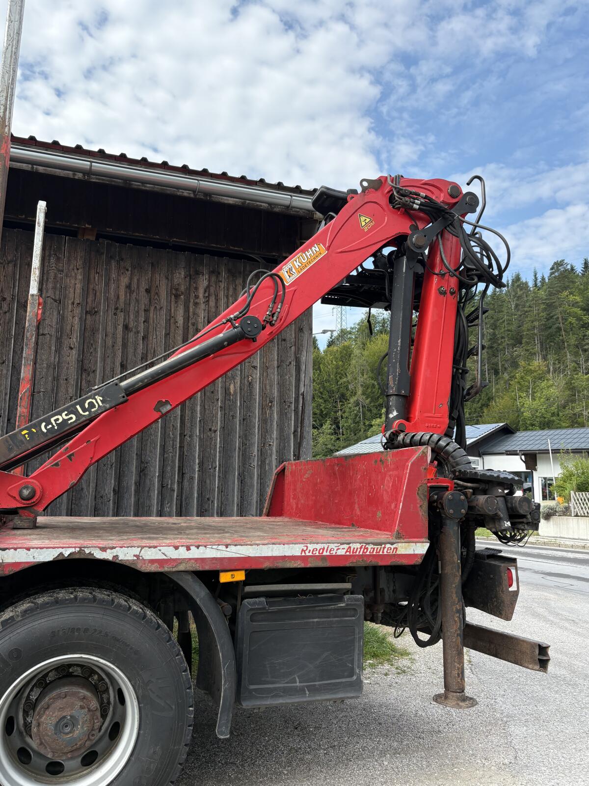 Mercedes Arocs mit Holzkran 3