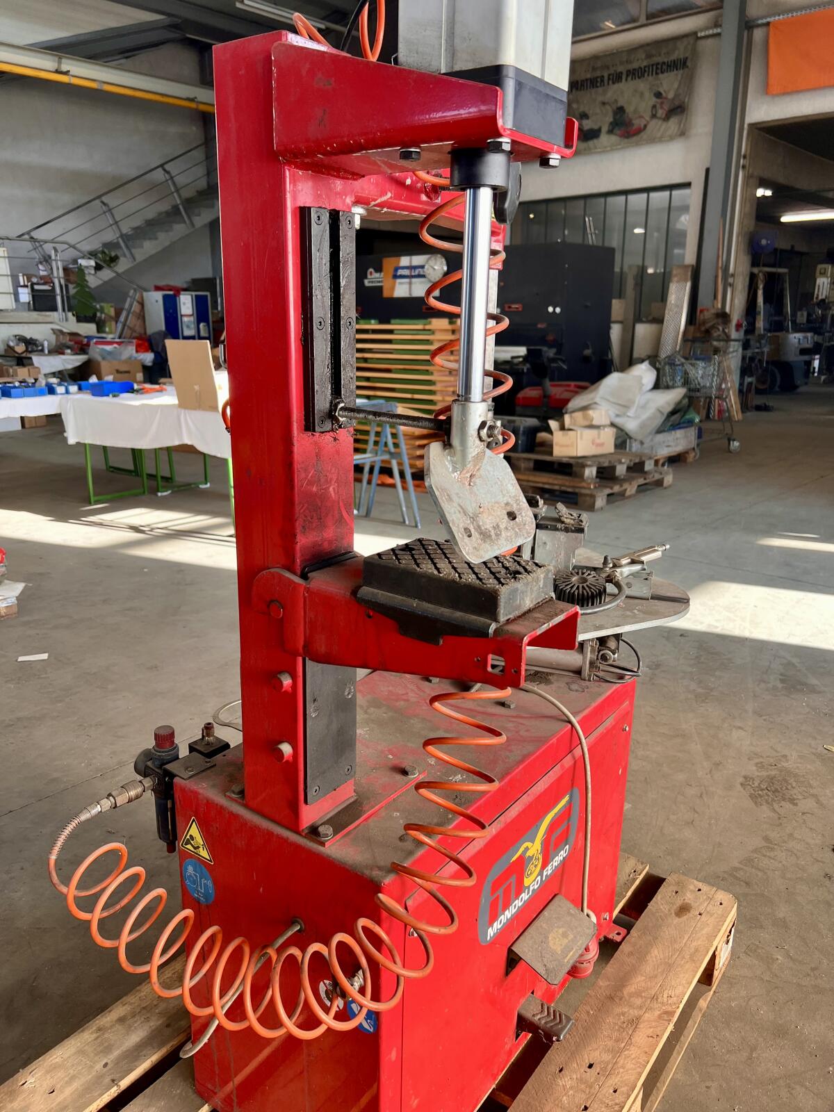 Reifenmontiermaschine Mondolfo Ferro Aquila GP20 1