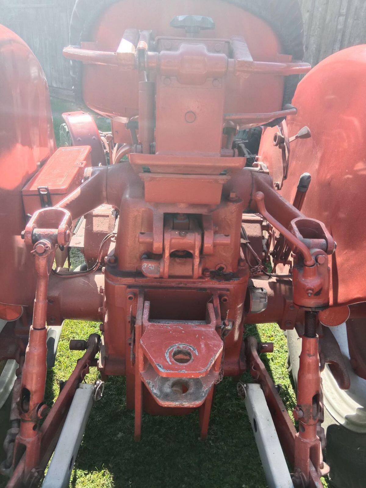 Traktor McCormick B275 2