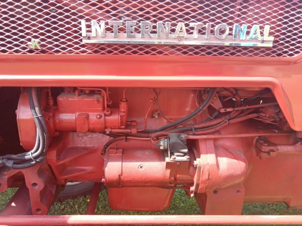 Traktor McCormick B275 3