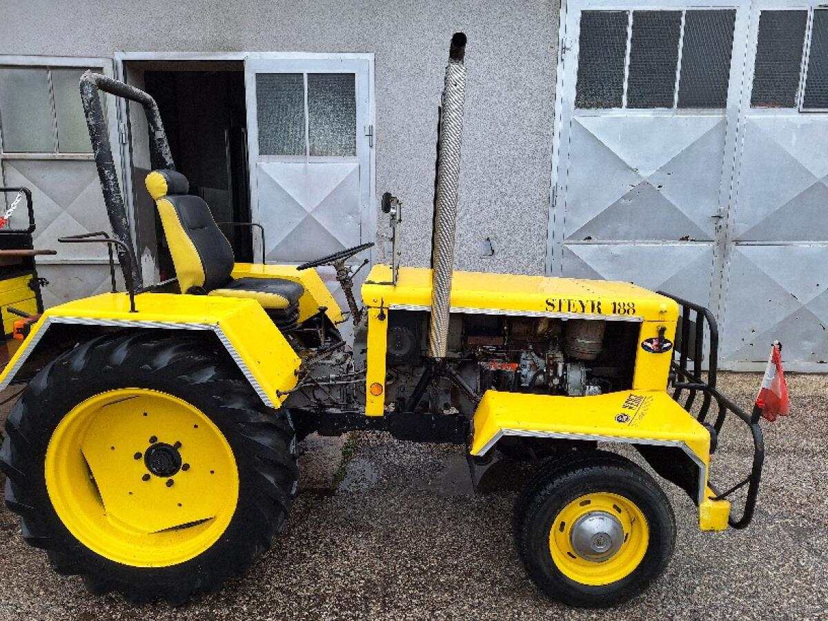 Steyr 188 Traktor mit Hänger 3