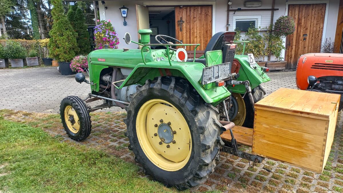 Oldtimer Traktor Steyr N180a 3