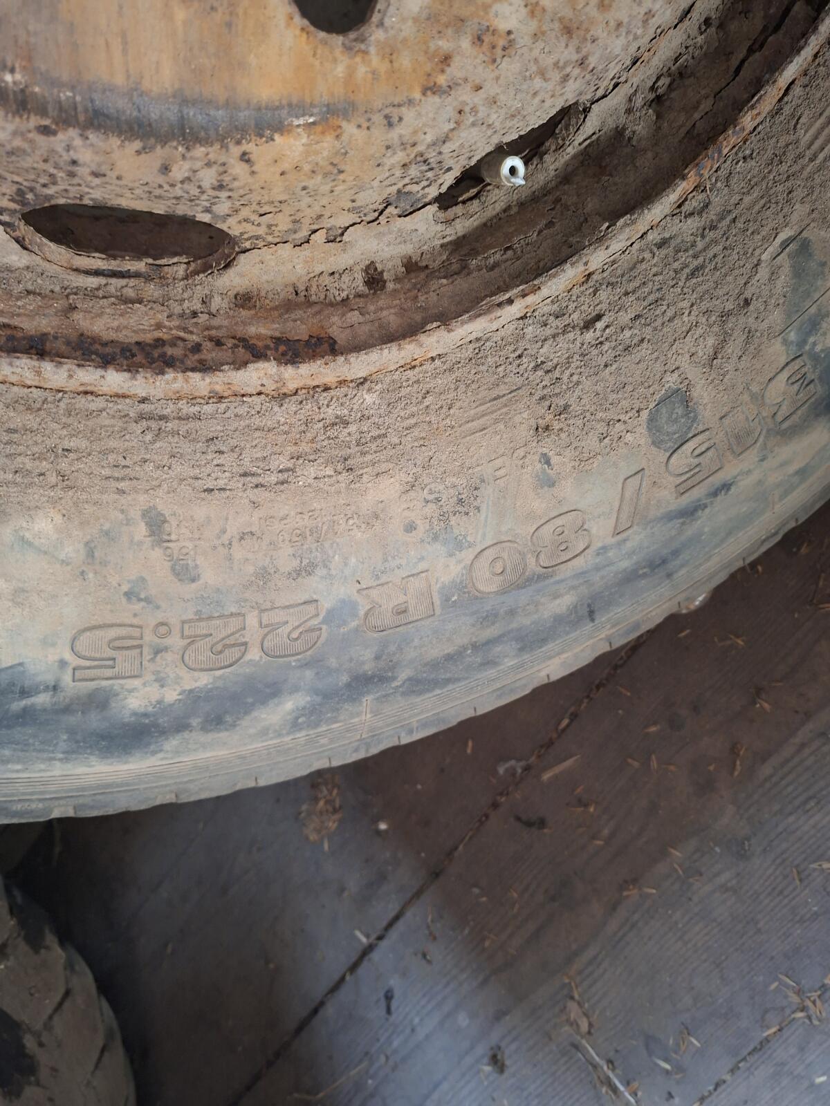 Anhängerreifen 315/80R22.5 auf Doppelreifenfelge 3