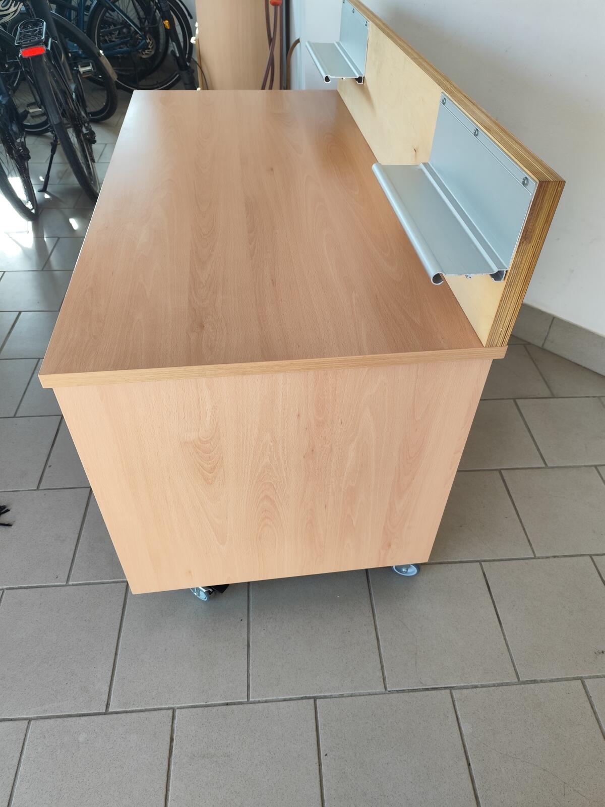 Verkaufe fahrbaren Arbeitstisch 1
