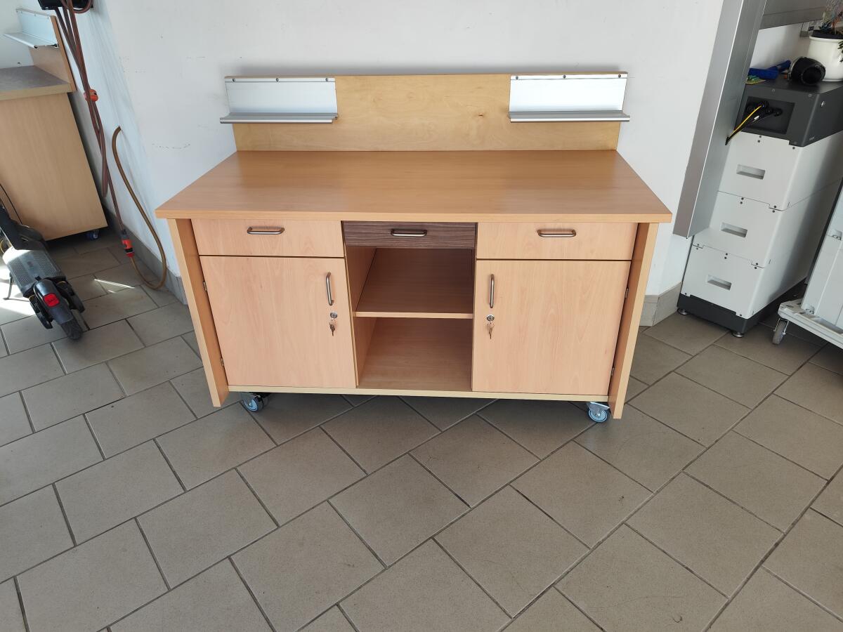 Verkaufe fahrbaren Arbeitstisch 3