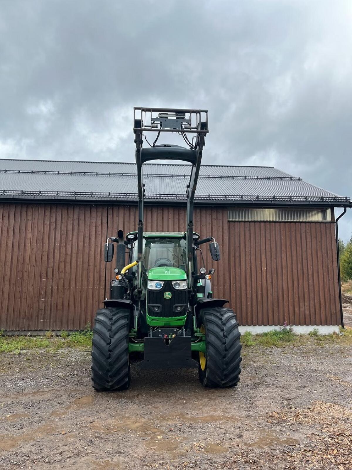John Deere 6215R 2