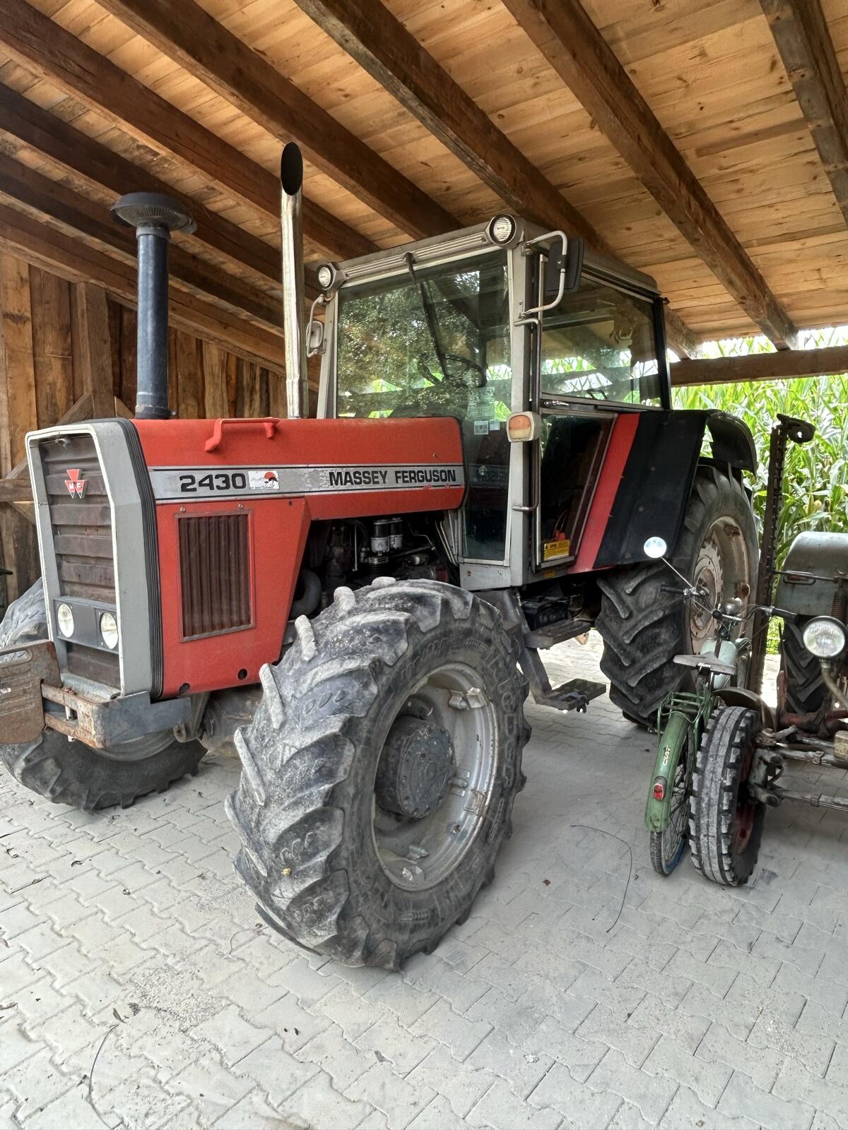 Massey Ferguson Traktor 2430 2