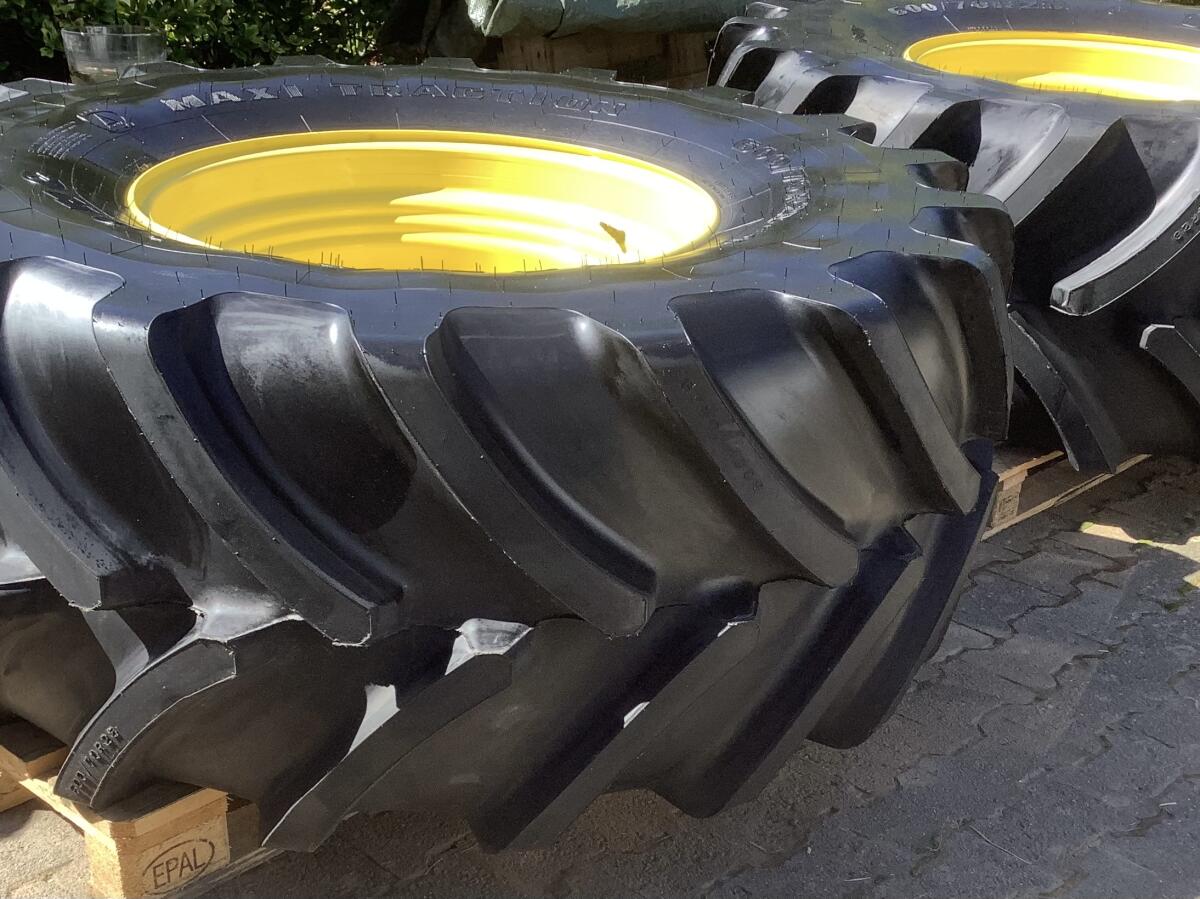 2 neue Reifen auf John Deere Felgen 1