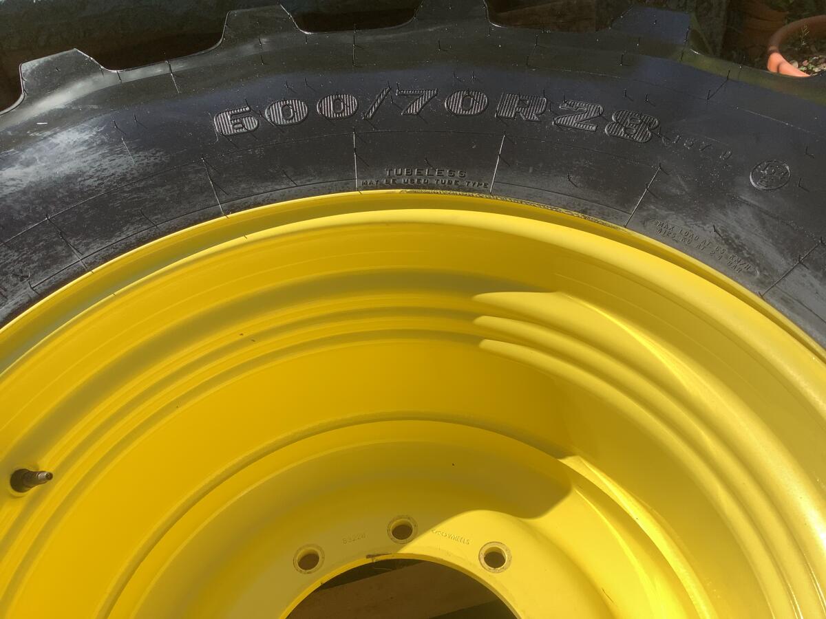 2 neue Reifen auf John Deere Felgen 3
