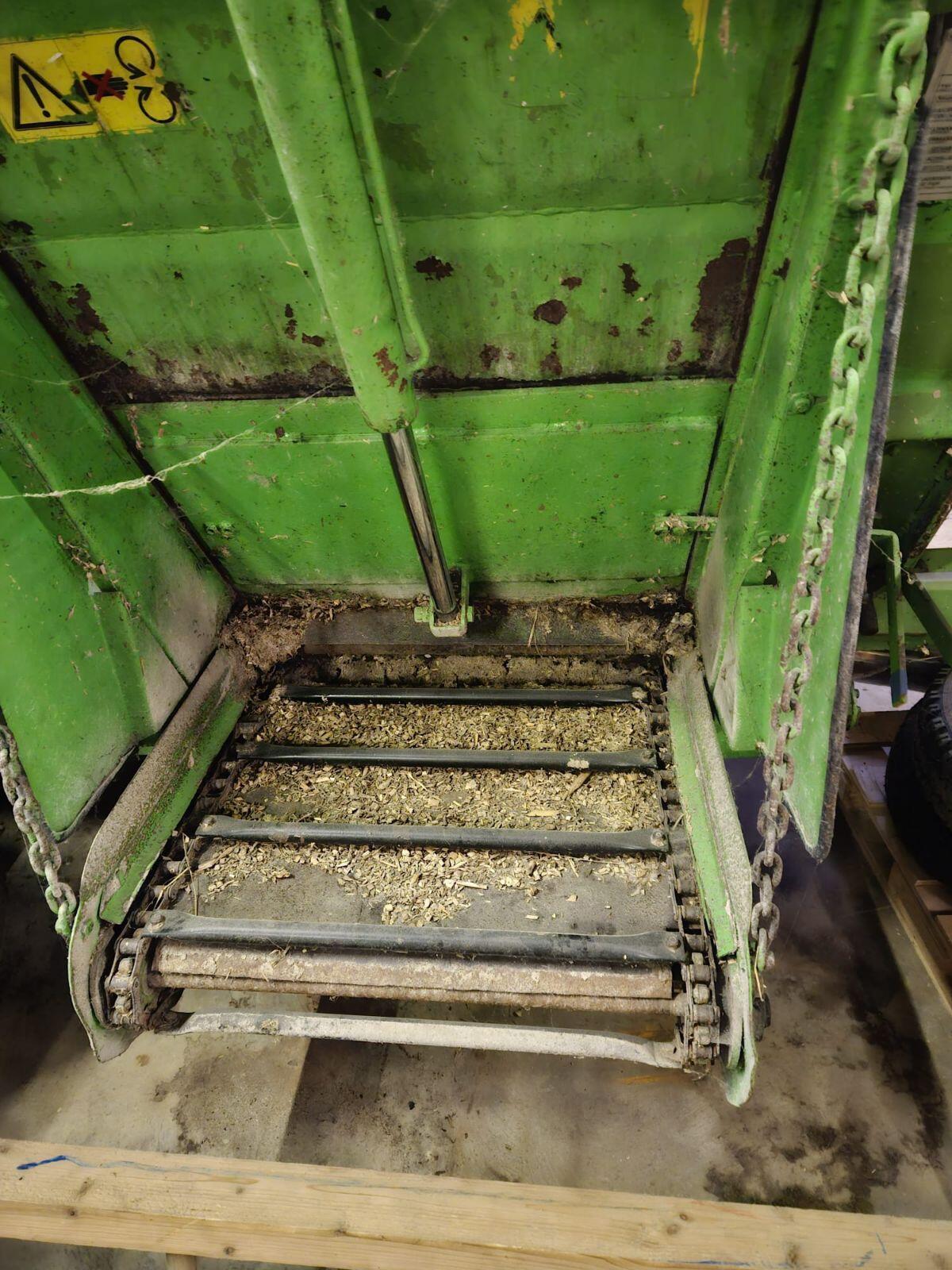 Balken Motormäher und Faresin Futtermischwagen TMR 500 1