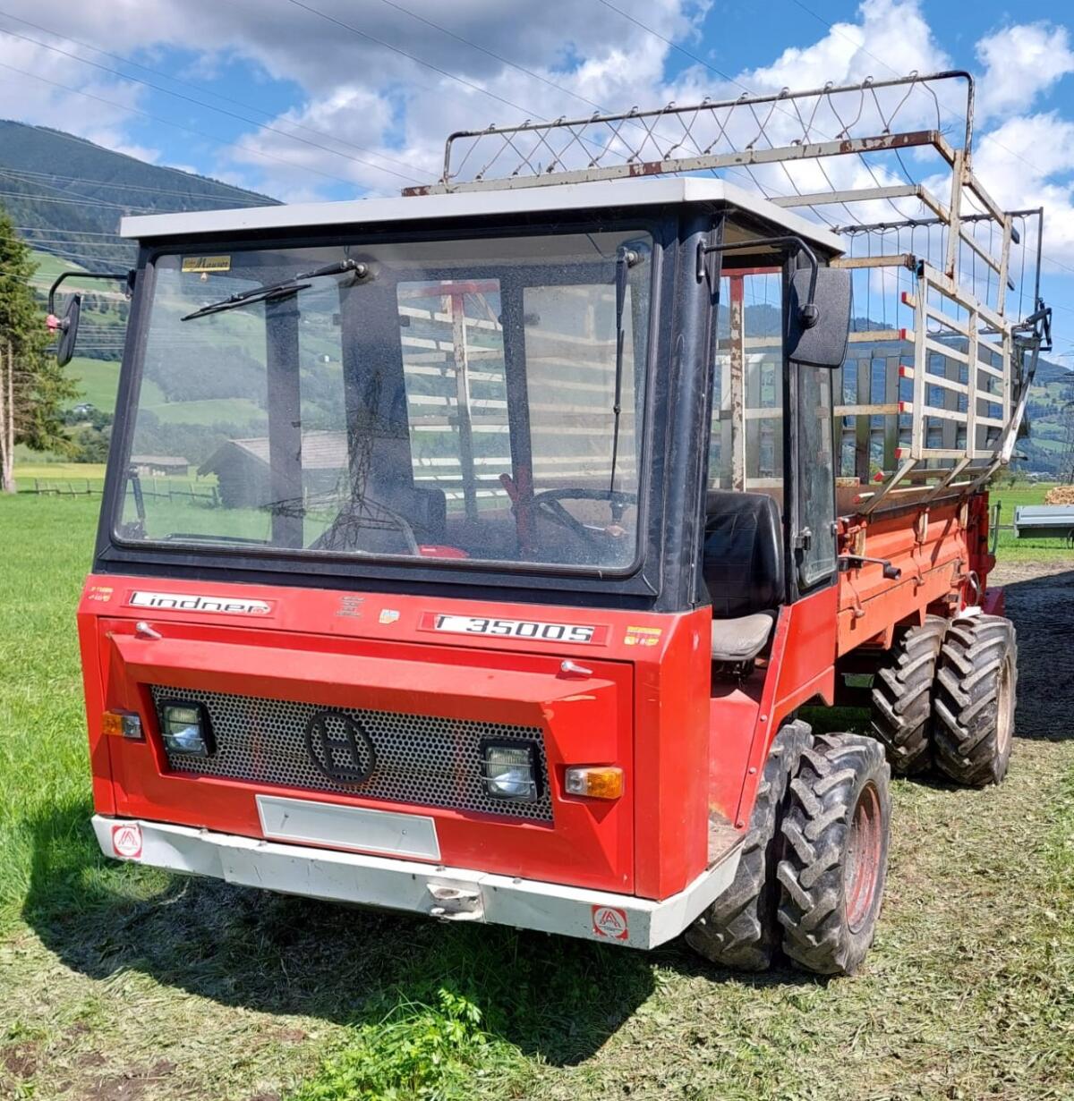 Lindner Muli T 3500 S mit Ladewagen, Miststreuer, Güllefass 2