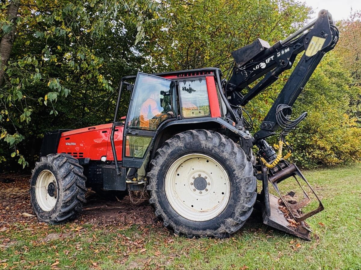 VALTRA 8350-4 LOF-Zugmaschine/Geräteträger 2