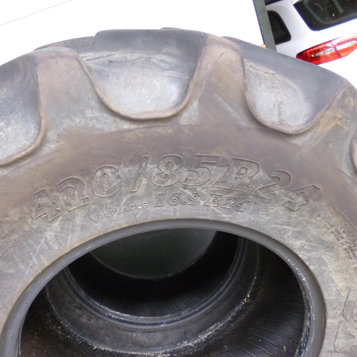 Reifen BKT 420/85R24 3