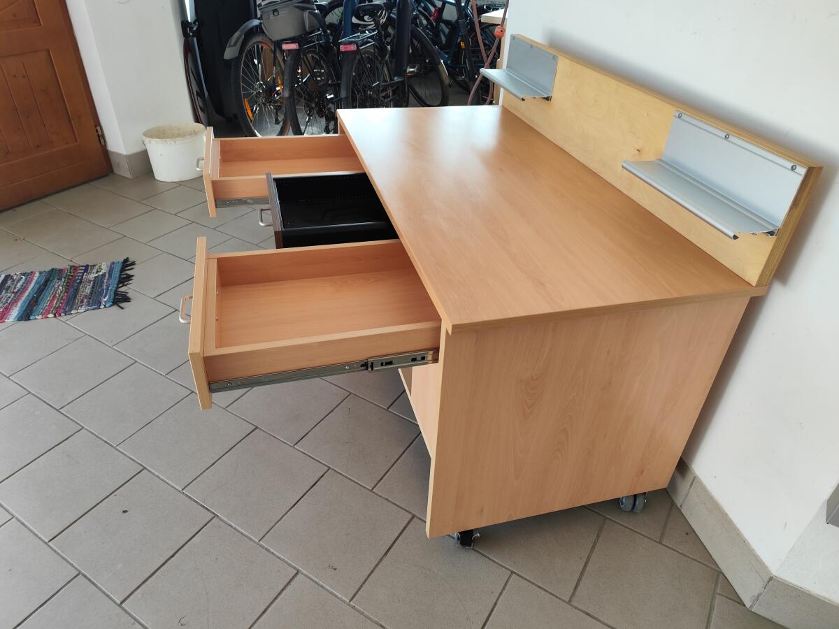 Verkaufe fahrbaren Arbeitstisch 2