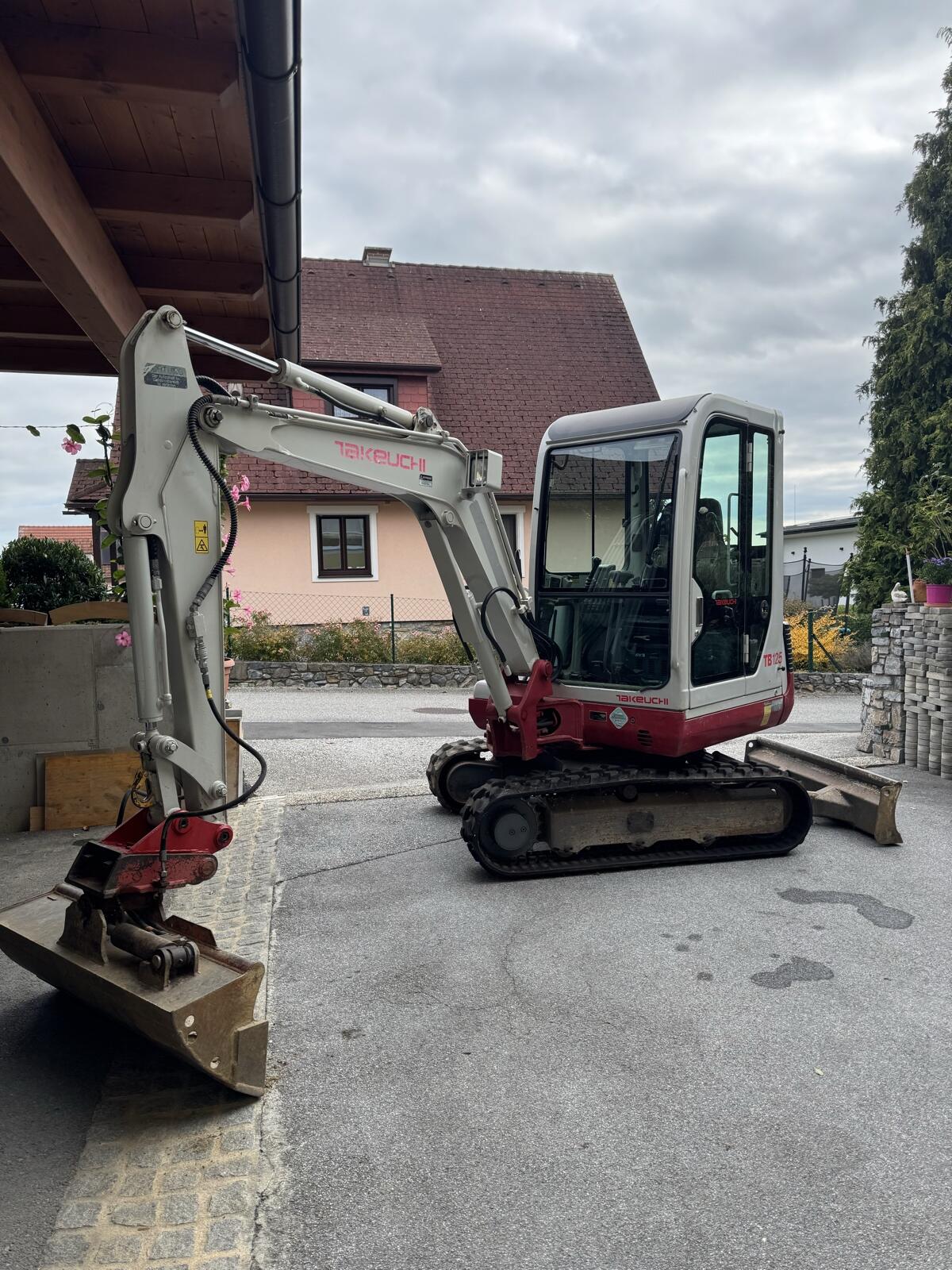 Takeuchi TB125 1