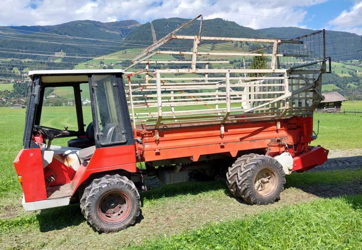 Lindner Muli T 3500 S mit Ladewagen, Miststreuer, Güllefass 1
