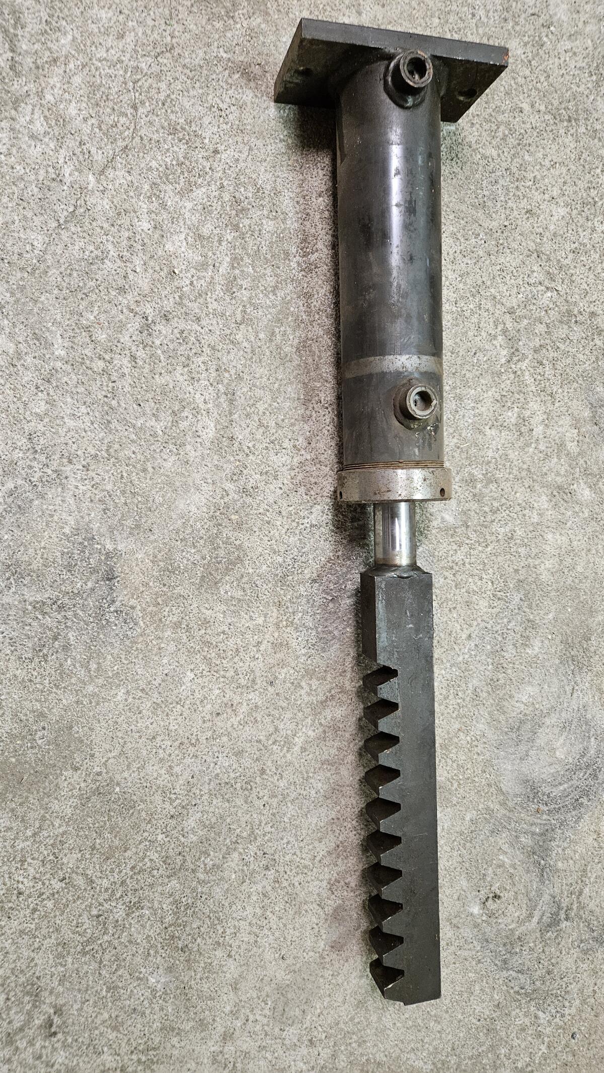 Zylinder mit Zahnstange und Ritzel 2