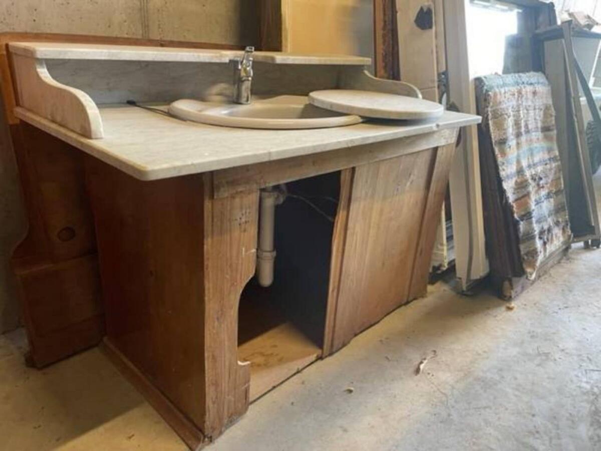 Alte Holzkästen, Waschtisch 1