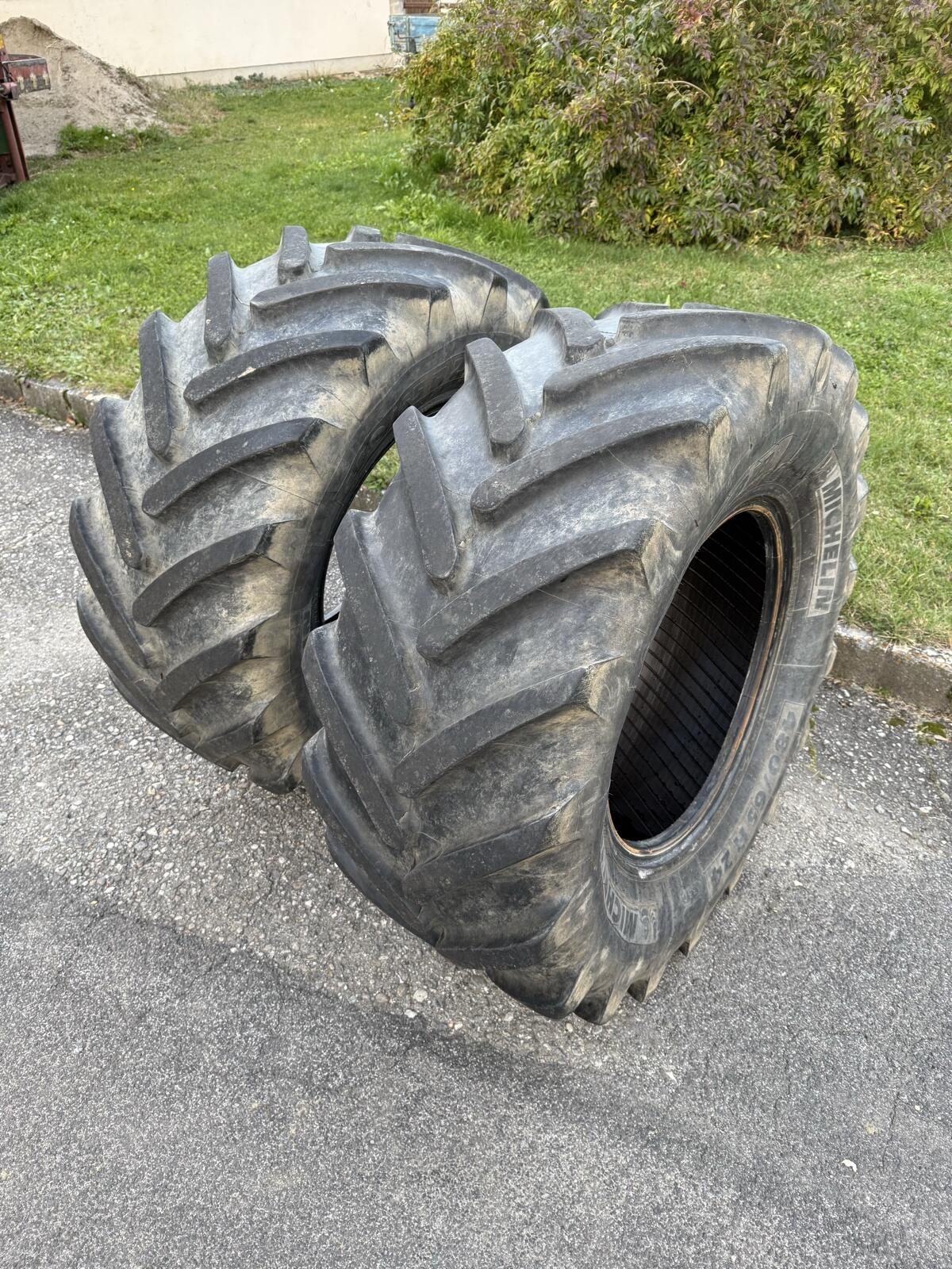 Michelin Multibib 480/65 R24 2 Stk. ohne Felgen 1
