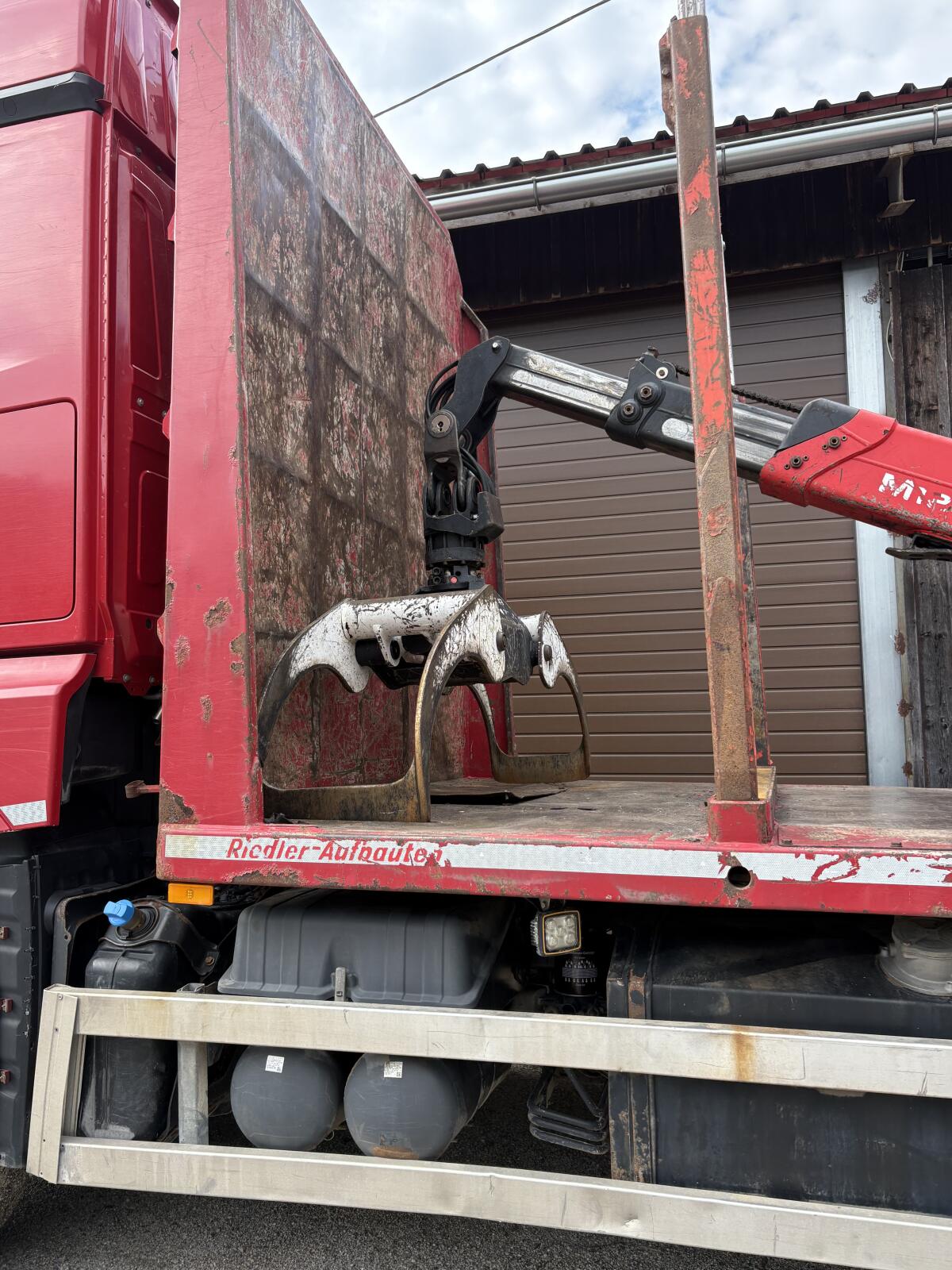 Mercedes Arocs mit Holzkran 2