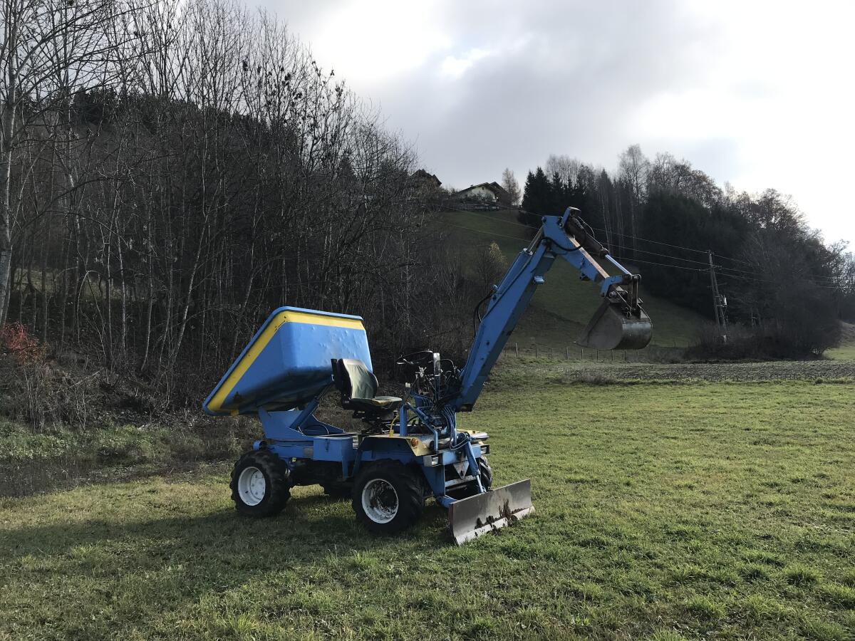 Dumper mit Grabgerät und 3-Fachseitenkipper 1